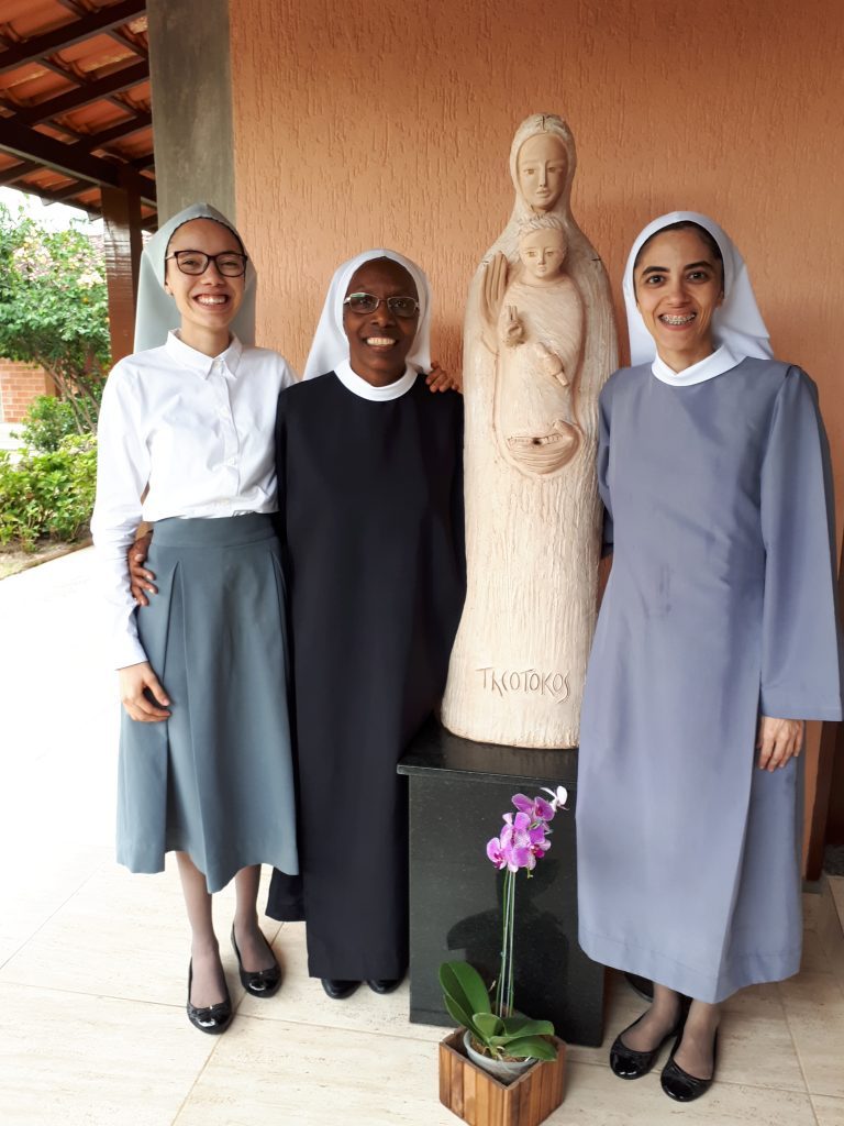 Madre Vera Lúcia com a postulante e a noviça.